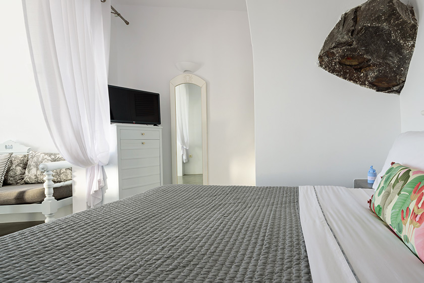 Thirea Superior Studio Oia Santorini – Bedroom detail